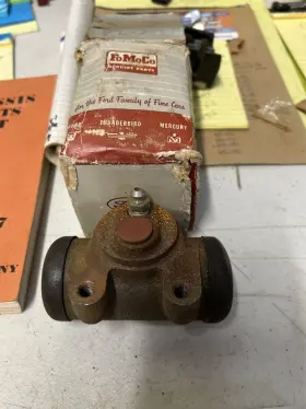 8T-2061 FORD Nos Front Brake Master Cylinder Wheel F400