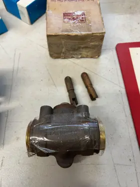 B8T-2262-A FORD Nos Wheel Cylinder