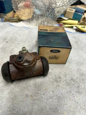 C7AZ-2262-C FORD Nos Rear Brake Master Cylinder Wheel Driver