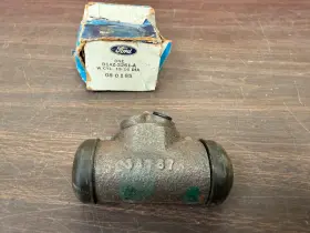 D1AZ-2261-A FORD Nos Rear Brake Master Cylinder Wheel