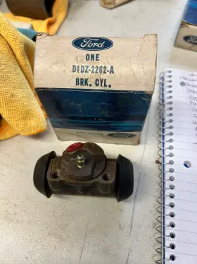 D1DZ-2262-A FORD Nos Brake Master Cylinder Wheel Rear Left