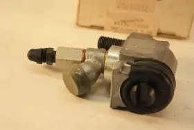 25-10512 TOKICO Front Wheel Brake Cylinders Datsun #3