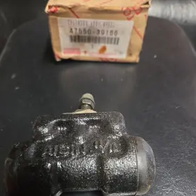 47550-39166 TOYOTA Nos Rear Brake Master Cylinder Shopworn